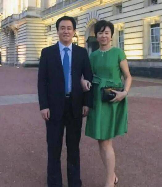 台下，小林次郎激动坏了。